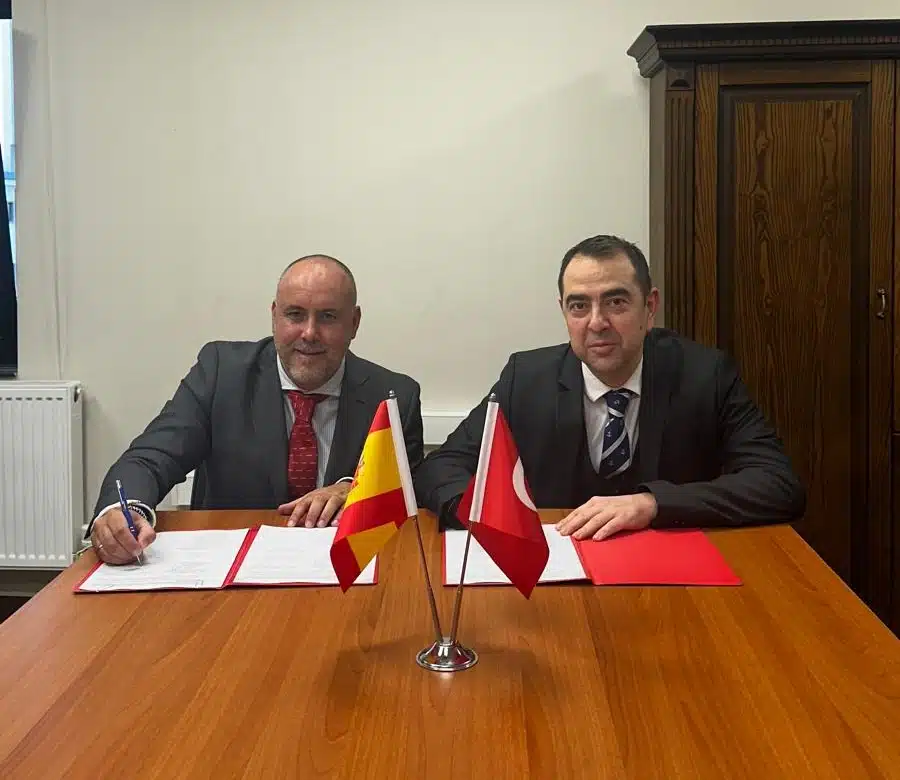 Alfonso Valea González, Navantia’s Commercial Director for Europe and Turkey (left), and Emre Dinçer, Director General of the Turkish Naval Shipyards General Directorate (TGM), during the signing of the framework maintenance agreement for the amphibious ship TCG Anadolu. Photo: Navantia.